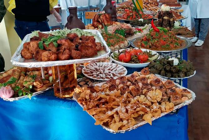 Праздничный стол российской авиабазы в Сирии украсили армянские блюда