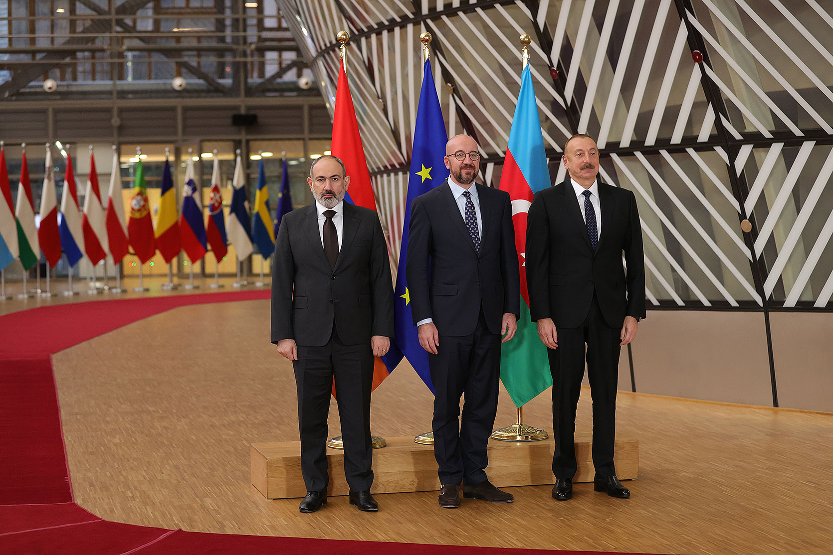 Армения азер. Переговоры Пашиняна и Алиева в Брюсселе. Пашинян Алиев Брюссель.